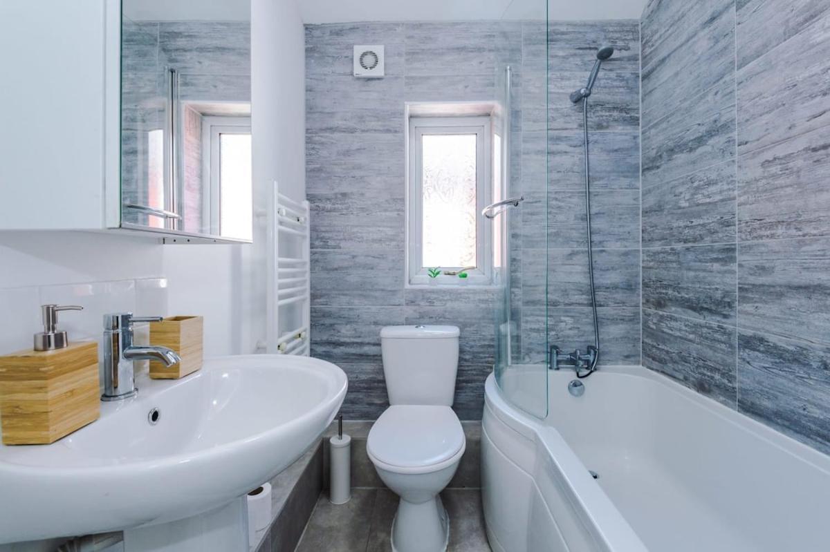 מנצ'סטר Large 4 Bedroom Home With Free Parking Near Mediacityuk מראה חיצוני תמונה